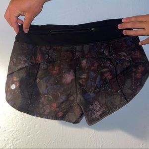 Lulu Lemon floral print low rise lined shorts 2.5”